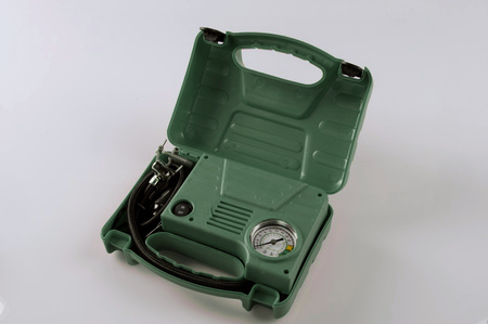 Mini Compresor Con Valija 12V Verde