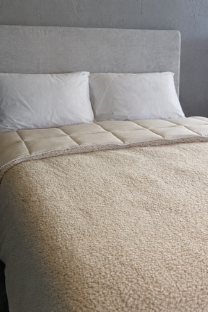 Acolchado reversible edredon corderito queen beige