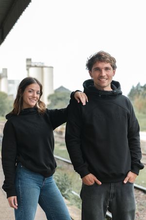 Buzo Frisa con capucha Negro