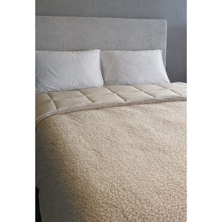 Acolchado corderito soft reversible edredon queen beige