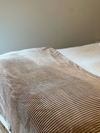 Manta Frazada Polar Acanalada Pie Cama Sillon 180x220 cm Aston