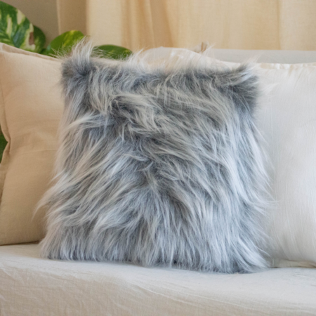 Set de 4 almohadones decorativos gris con 1 pelo largo G2