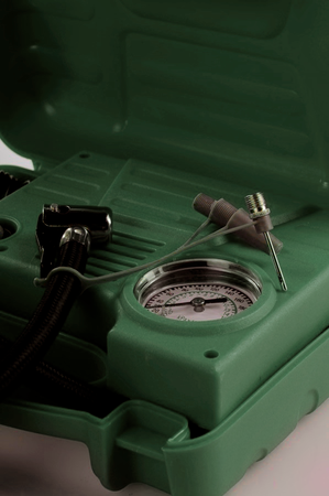 Mini Compresor Con Valija 12V Verde