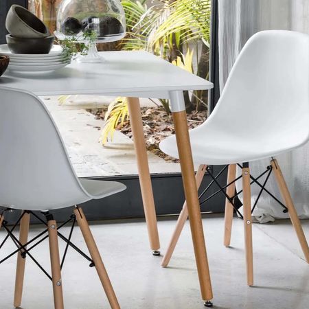Silla Eames Blanca con Patas de Madera