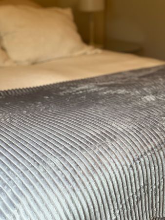 Manta Frazada Polar Acanalada Pie Cama Sillon 180x220 cm Aston