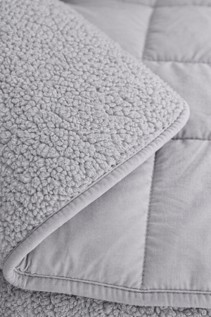 Acolchado reversible edredon corderito queen gris