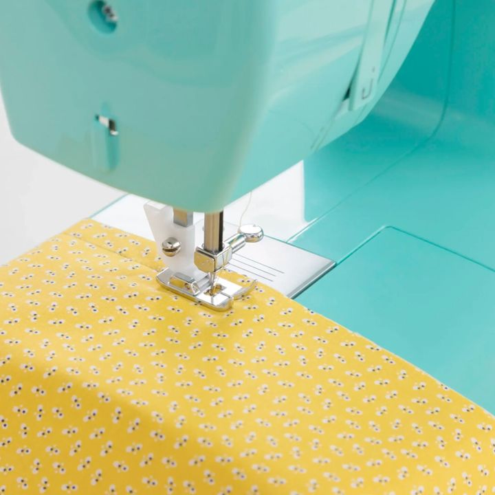 Maquina De Cosar Brazo Libre Ojalador Autom. En Cuatro Pasos Singer 3223g - Vista 4