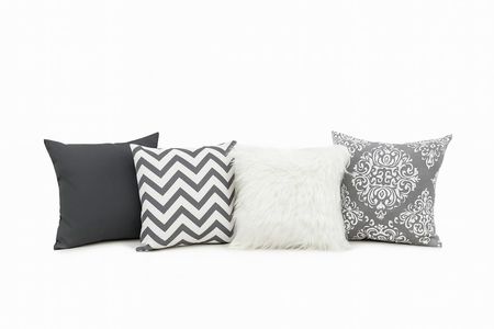 Set de 4 almohadones decorativos gris con 1 pelo largo G1